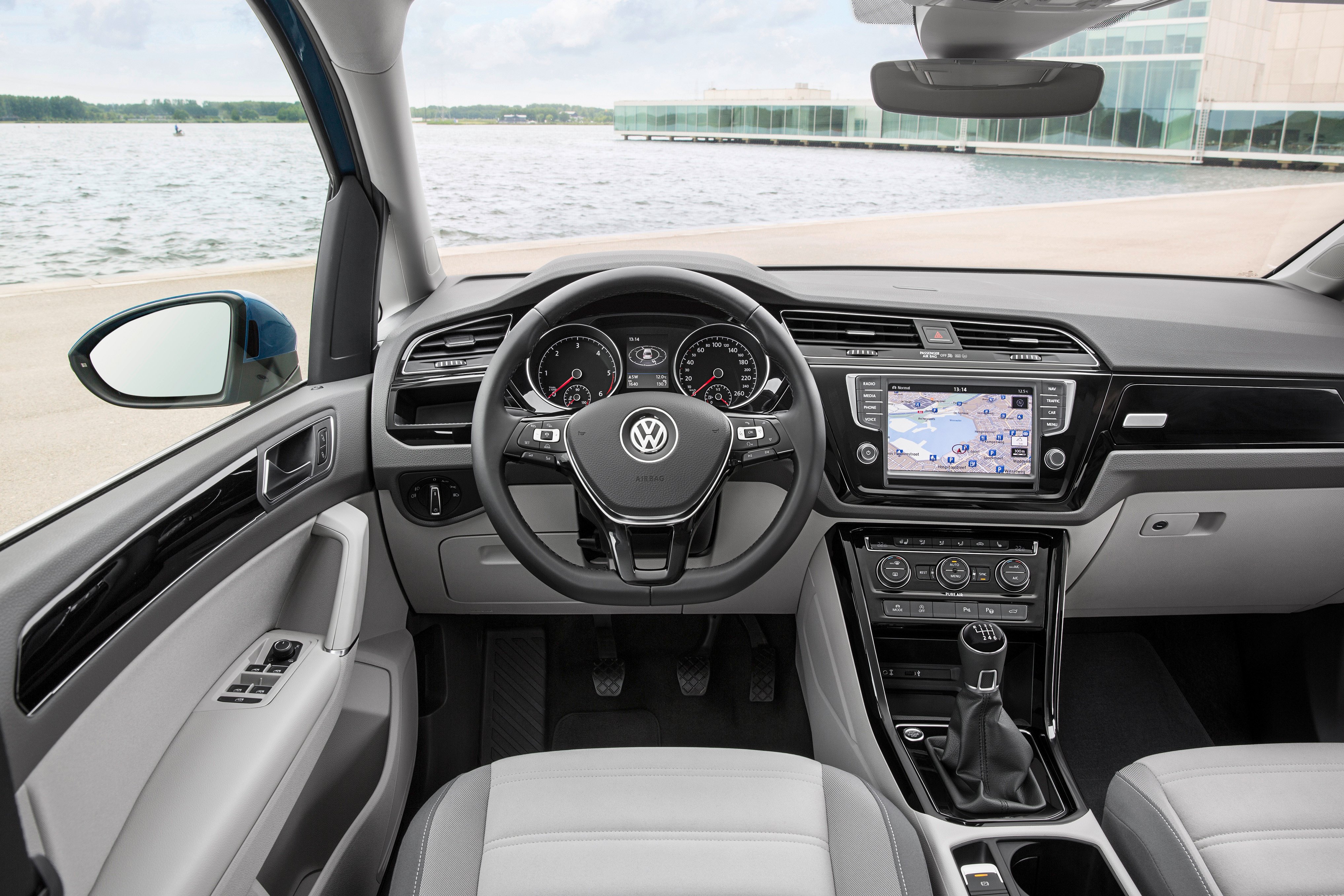 Volkswagen Touran cockpit volante interni 